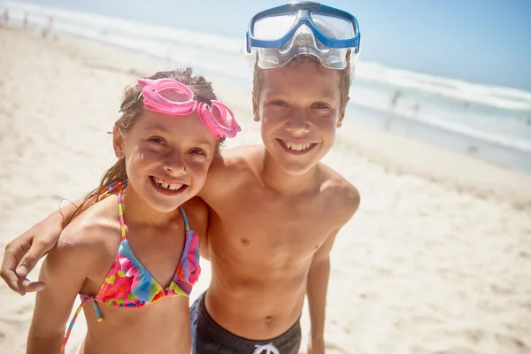 Playtime Beach Portrait Brother Sister Standing Together Beach — Stock Photo, Image