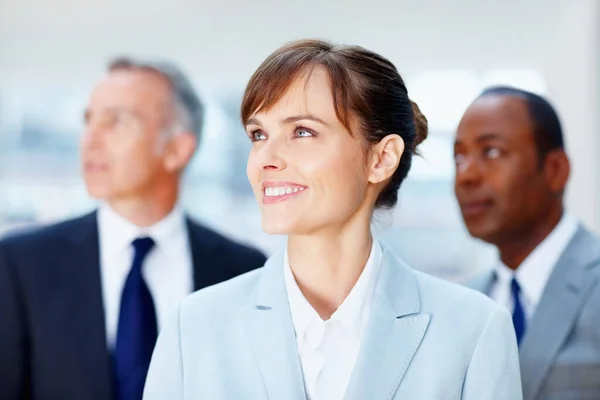 Kvinnliga Chefer Blickar Mot Framtiden Fokus Affärskvinna Med Kollegor Distans — Stockfoto