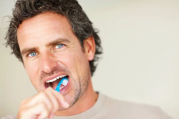 Manhã Closeup Homem Inteligente Meia Idade Escovando Dentes — Fotografia de Stock