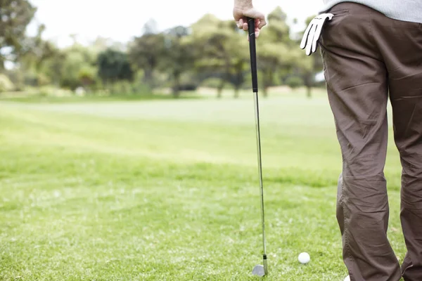Aumentar Distância Frente Vista Cortada Homem Jogando Golfe Campo — Fotografia de Stock