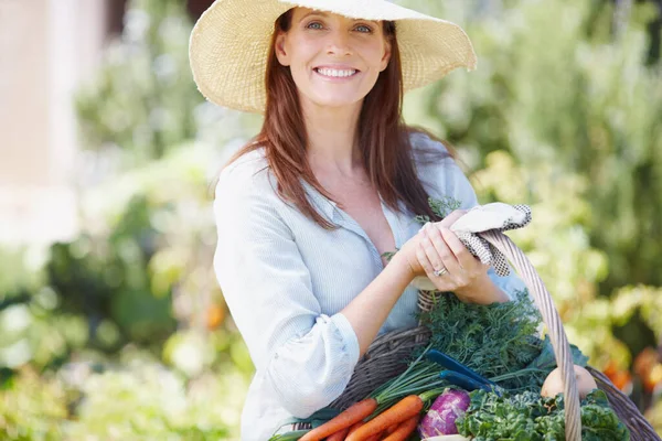 Étel Bölcs Orvosság Egy Gyönyörű Szalmakalapban Egy Kosár Friss Zöldséggel — Stock Fotó