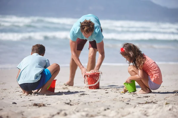 Godetevi Sole Sabbia Mare Una Famiglia Felice Costruzione Castelli Sabbia — Foto Stock
