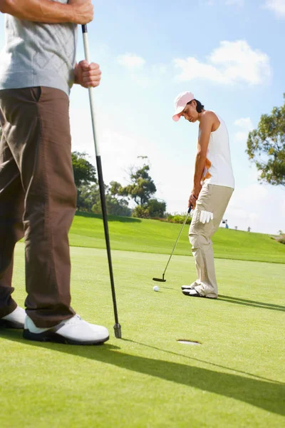 Hiçbir Şeyin Dikkatini Dağıtmasına Izin Vermez Arka Planda Kocasıyla Golf — Stok fotoğraf