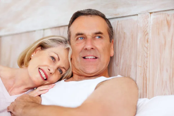 Lächelnde Reife Frau Die Auf Der Brust Ihres Ehemannes Ruht — Stockfoto