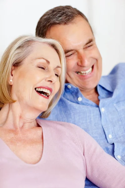 Neşeli Olgun Çift Beyazlara Karşı Eğleniyor Neşeli Olgun Bir Çiftin — Stok fotoğraf
