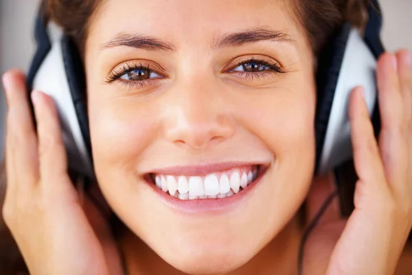 Mujer Escuchando Música Primer Plano Mujer Con Auriculares Escuchando Música — Foto de Stock
