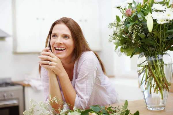 Alig Várom Hogy Lássam Utolsó Virágalkotását Egy Gyönyörű Aki Virágcsokrot — Stock Fotó