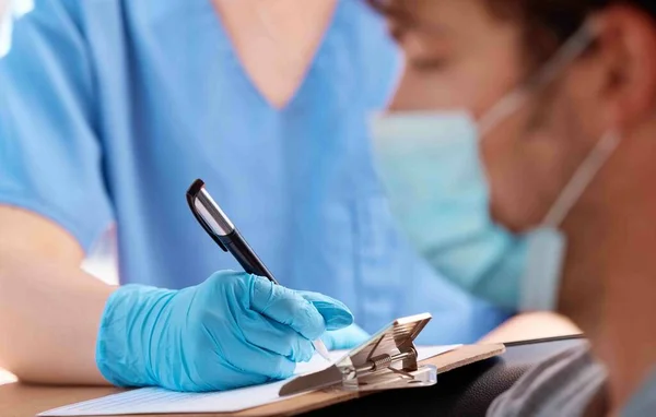 Lista Verificação Máscara Facial Vívida Paciente Consulta Médica Para Seguro — Fotografia de Stock