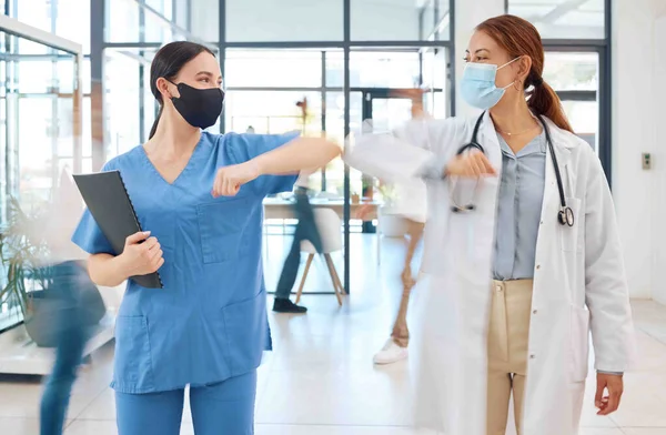 在医院诊所用肘部护理医生和护士致意 医疗妇女或戴口罩的人 为了信任 动机和创新 在科罗那病毒大流行中与社会保持距离 — 图库照片