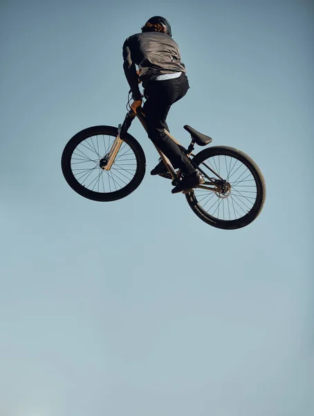 骑自行车 骑自行车和为参加田径自由泳比赛 比赛或旅行比赛而玩跳伞把戏的人 空气模拟 能量和山地自行车人做运动 锻炼或有趣的健身训练 — 图库照片