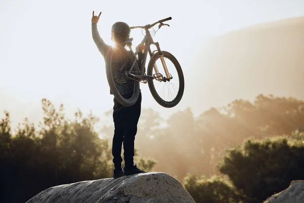 자전거 그리고 승리의 경기를 자전거 오토바이를 사람은 자연의 흉내로 — 스톡 사진