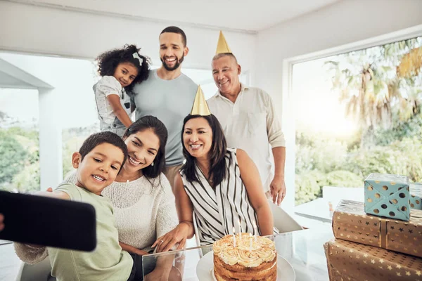 Μεγάλη Οικογένεια Και Πάρτι Γενεθλίων Selfie Στο Smartphone Για Ευτυχισμένη — Φωτογραφία Αρχείου