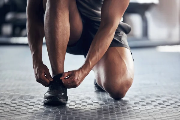 Тренажерный Зал Обувь Руки Шнурком Готовы Человека Пол Тренировки Физических — стоковое фото