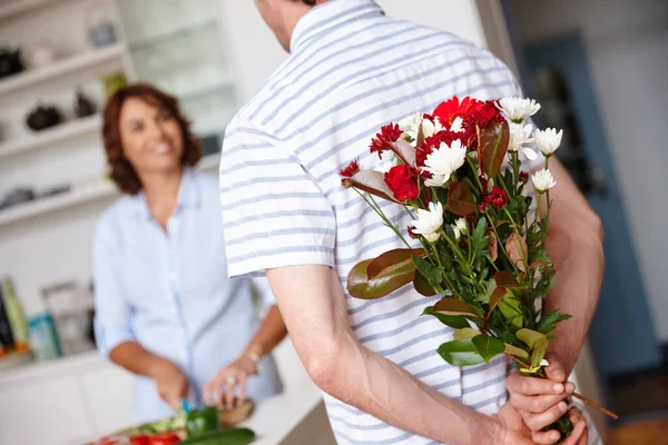 Garder Leur Amour Frais Mari Surprenant Femme Avec Bouquet Fleurs — Photo