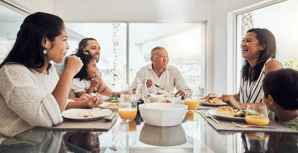 祖父母和孩子们早上一起吃早餐 父母和孩子们一起坐在餐桌边吃饭 在家里交谈 交谈和幸福的家庭 — 图库照片