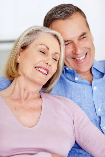 Sorrindo Casal Sênior Juntos Divertindo Contra Branco Closeup Retrato Casal — Fotografia de Stock