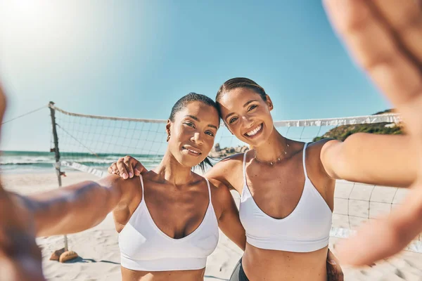 ビーチや屋外の夏 フィットネスやウェルネスライフスタイルでの自撮りでバレーボールの女性の友人 健康的なモチベーションや笑顔と太陽の光との競争のために一緒に写真を撮る若いスポーツの人々 — ストック写真