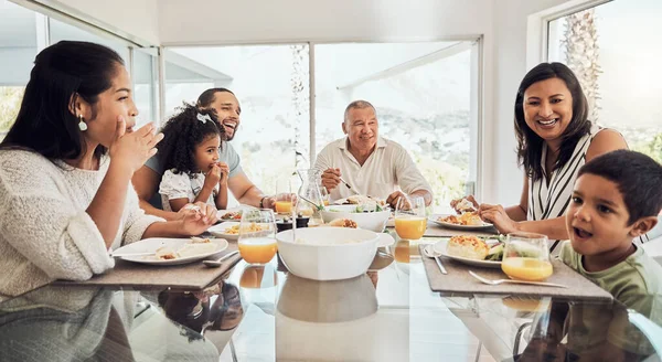 食物和丰盛的家庭早餐在家中餐桌边吃饭边聊天 祖父母 父母和孩子们一边与快乐 爱和欢乐一起吃饭 一边放松身心 — 图库照片