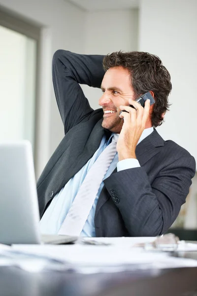 Hombre Negocios Relajado Teléfono Relajado Hombre Negocios Teniendo Una Conversación —  Fotos de Stock