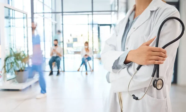 Médecin Santé Travailleuse Employé Bras Croisés Confiants Avec Stéthoscope Hôpital — Photo