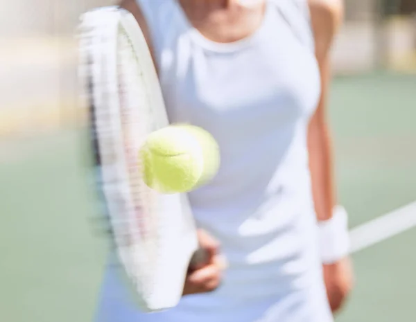 Fitness Tenis Kobieta Uderzająca Piłkę Rakietą Lub Kijem Zewnątrz Kortu — Zdjęcie stockowe