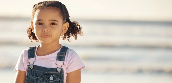Portrait Girl Child Holiday Beach Standing Sun Ocean Kid Summer — Stock Photo, Image