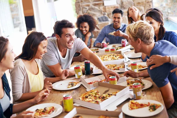 Oběd Šťastní Přátelé Pizza Party Jídlem Pitím Konverzací Společenským Shromážděním — Stock fotografie