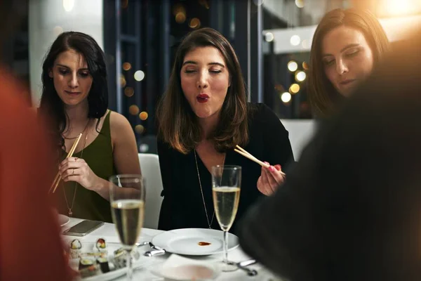 Amigos Cena Restaurante Para Celebración Felicidad Comida Jóvenes Mujeres Champán — Foto de Stock
