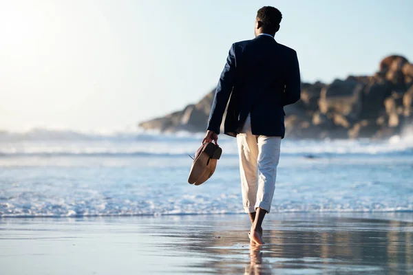 Деловой Человек Отдыхает Пляже Гуляя Песку Обувью Руке Спокойный Отдых — стоковое фото