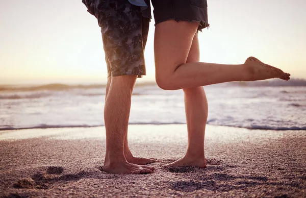 ビーチでの愛 ロマンス 一緒に夏休みの日没のカップル 波を待っている砂の中に足を持つ海 男と女 足を上げ ロマンチックな抱擁と夕方の日付で海での恋人 — ストック写真
