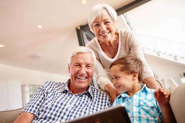 Tecnologia Para Toda Família Menino Com Seus Avós — Fotografia de Stock