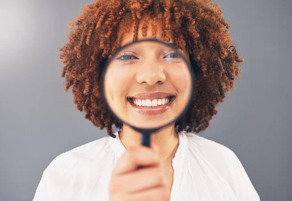 Büyüteç Odaklanmak Siyah Kadın Portresi Ile Gülümsemek Analiz Keşif Yakın — Stok fotoğraf