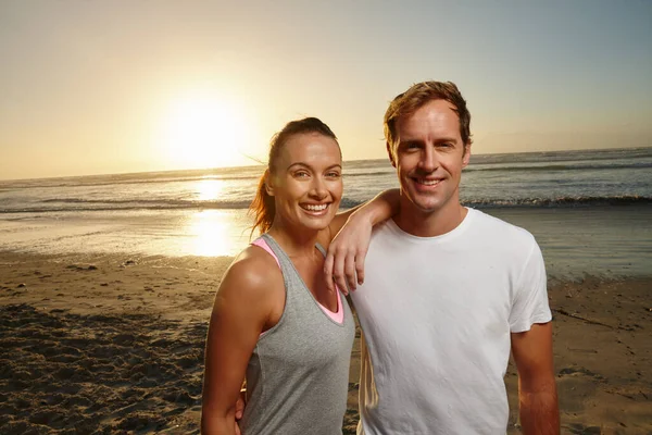 私たちはビーチに来るのが大好きです ビーチに立っている若いカップルの肖像画 — ストック写真
