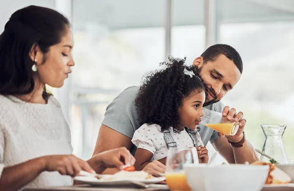Frühstückssaft Vitamin Und Kind Familie Oder Vater Helfen Kind Trinken — Stockfoto