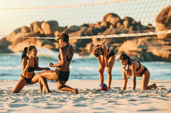 バレーボール ビーチや夏の間に砂の上に勝利を祝うために友人チームと勝者 パートナーゲームのための海や海によるチームワーク モチベーションとスポーツの女性との競争 — ストック写真