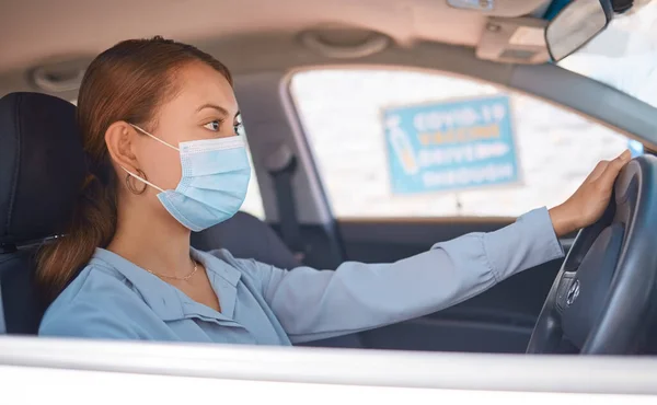 屋外クリニックや病院で安全性 コンプライアンス ヘルスケアのための顔マスクを持つCovidワクチン 車のドライブと女性 車の中で人コロナウイルスの医療予防接種のための19ドライブスルー — ストック写真