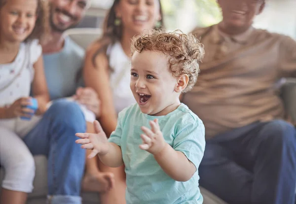赤ちゃん 拍手の手と興奮した幼児の男の子は 彼の家族と一緒に家で幸せに 遊び心があり 陽気で そして楽しいことを示しています かわいいです子供遊びで彼のニュージーランドの家 — ストック写真