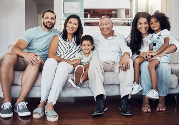 Retrato Família Sofá Com Pais Avós Crianças Felizes Ligação Casa — Fotografia de Stock