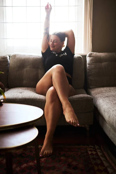 Femme Les Mains Air Détendre Sur Canapé Dans Maison Maison — Photo
