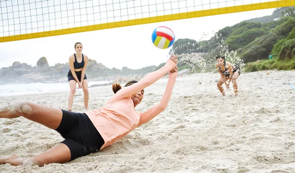 Voleibol Playa Ahorrar Con Las Mujeres Deportivas Jugando Juego Aire — Foto de Stock