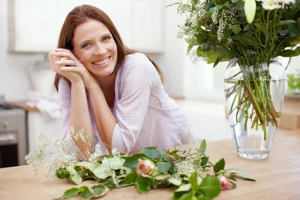 stock image Flowers always bring a smile to peoples faces. Portrait of a beautiful woman in the process of arranging a bouquet of flowers