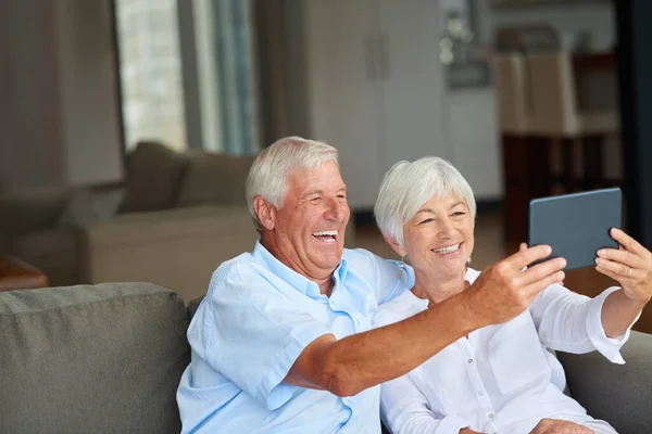 Pokażmy Jak Para Powinna Zrobić Selfie Para Seniorów Robi Sobie — Zdjęcie stockowe