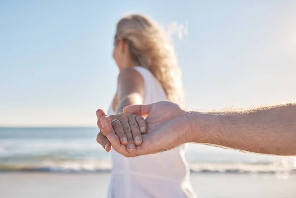 Κρατώντας Χέρια Την Υποστήριξη Και Ζευγάρι Περπατώντας Από Την Παραλία — Φωτογραφία Αρχείου