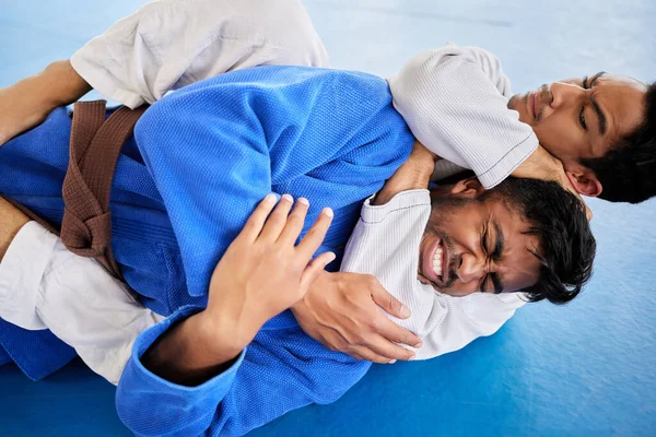 Férfiak Harcművészetek Karate Fojtogatás Tart Dojo Gyakorolni Harci Készség Képzés — Stock Fotó