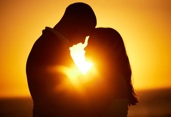 Σιλουέτα Ηλιοβασίλεμα Και Ζευγάρι Στο Μήνα Του Μέλιτος Δένουν Αγκαλιάζουν — Φωτογραφία Αρχείου