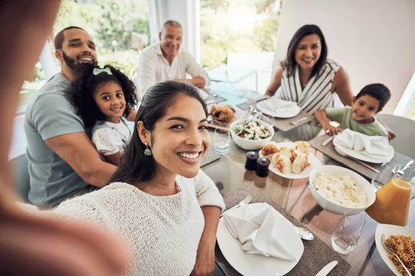 Grote Familie Selfie Tijdens Het Eten Van Voedsel Lunch Samen — Stockfoto