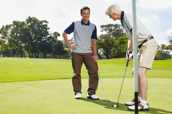 Jugar Golf Una Gran Manera Vincularse Dos Hombres Green Jugando — Foto de Stock