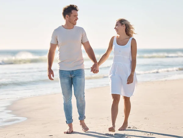 Ζευγάρι Κρατώντας Χέρια Και Περπατώντας Στην Παραλία Για Αγάπη Φροντίδα — Φωτογραφία Αρχείου