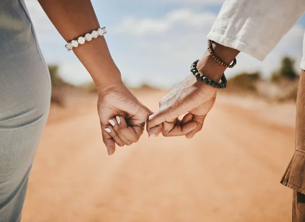 Doğada Sevgi Güven Güven Için Çift Yürüyor Söz Veriyor Kancalı — Stok fotoğraf