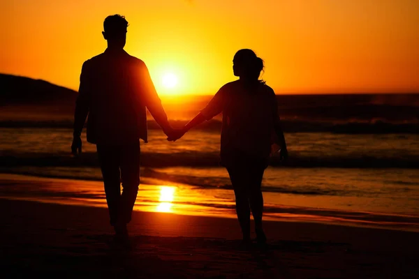 海の夕日 夜のカップル歩くとビーチの水や女性と男は海の夏休みに手を握って愛しています 一緒に旅行 新婚旅行のシルエットと自然の中で休日の空の日差しの絆 — ストック写真